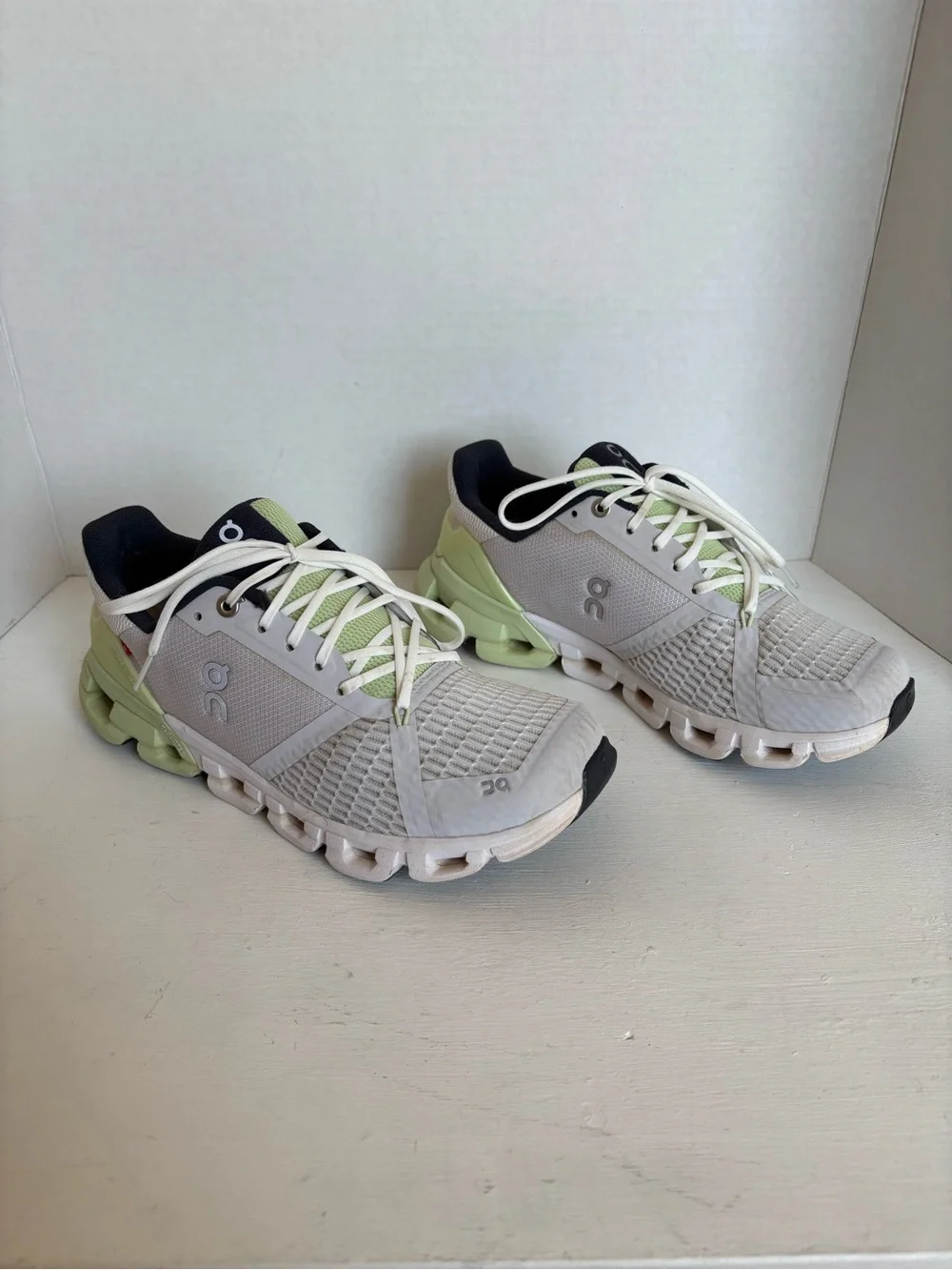 On CloudFlyer White Mint Green Athletic Sneakers Size 7.5